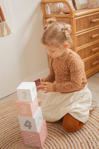 Fa építőkocka számokkal RÓZSASZÍN