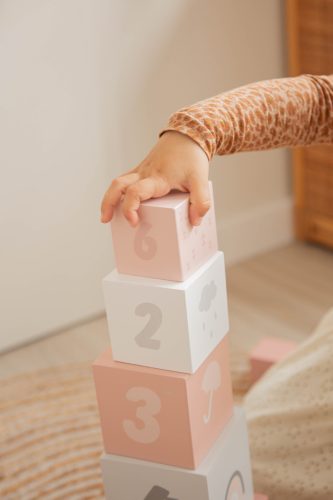 Fa építőkocka számokkal RÓZSASZÍN