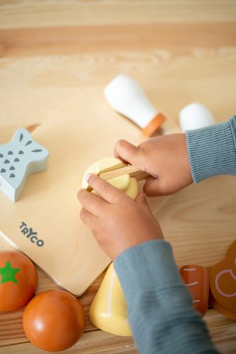 Fa vágódeszka étellel