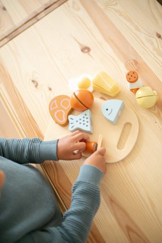 Fa vágódeszka étellel